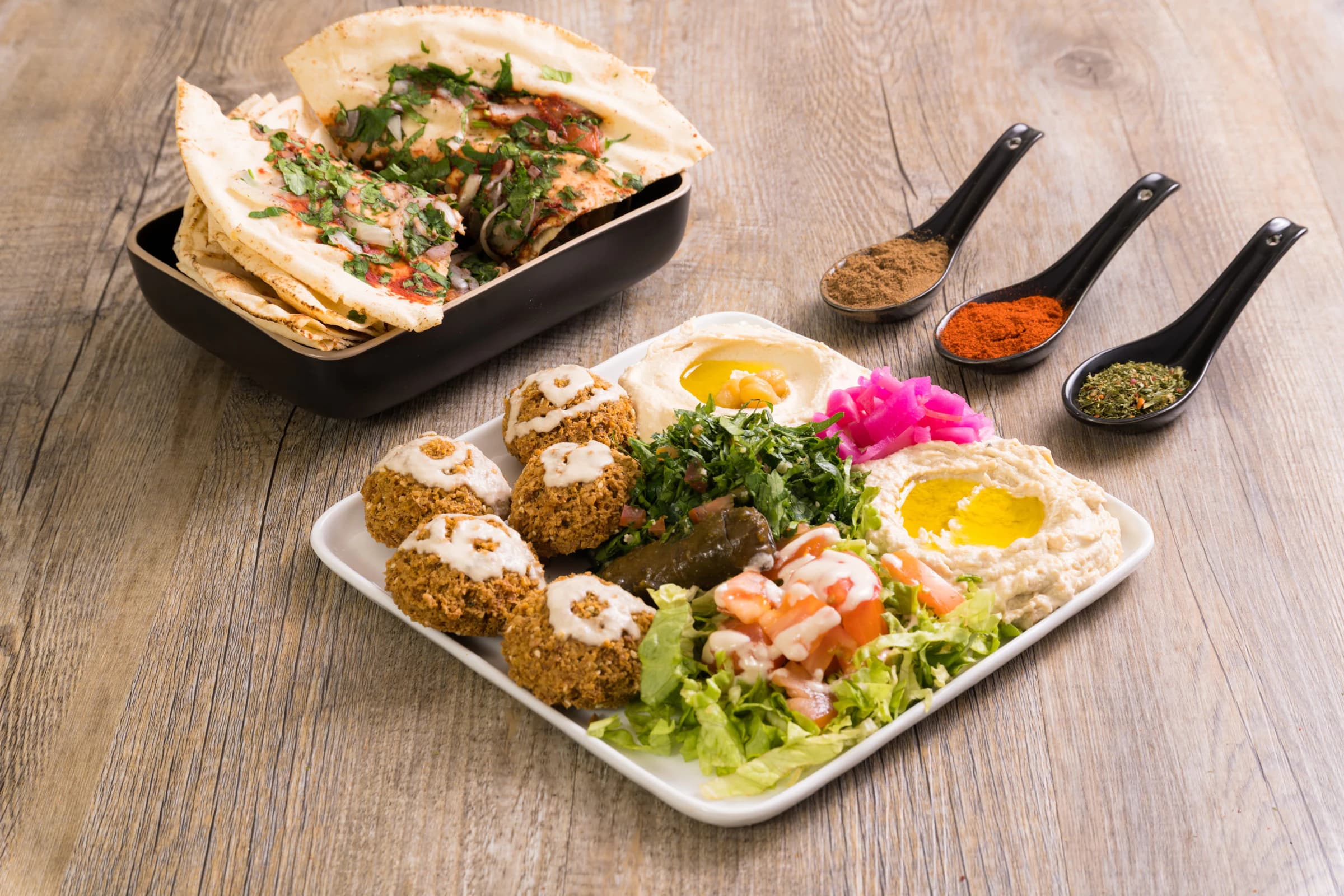 Falafel-Platte mit Hummus, Salat und Fladenbrot