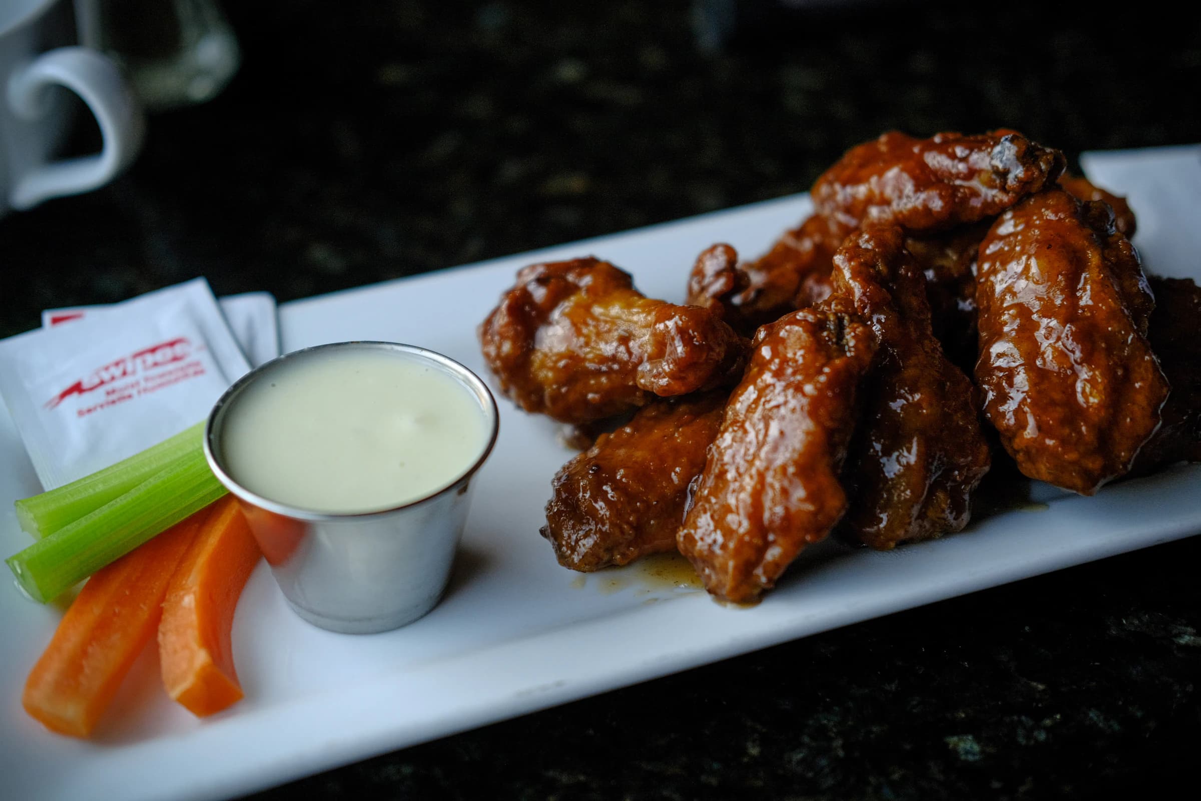 Glasierte Chicken Wings mit Dip und Gemüsesticks