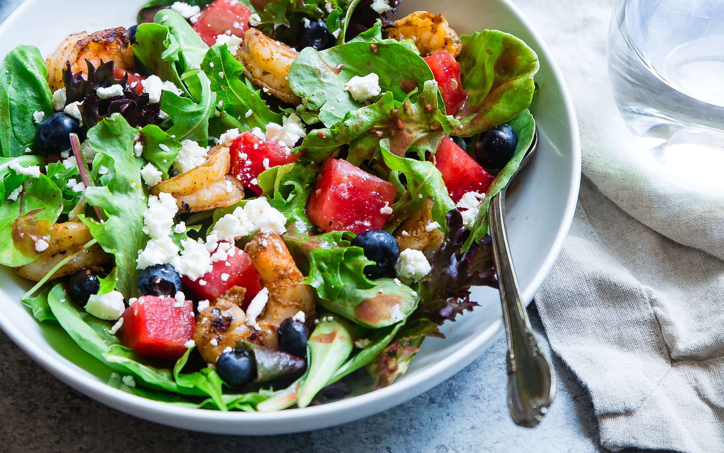 Frischer Salat mit Wassermelone, Beeren und Feta