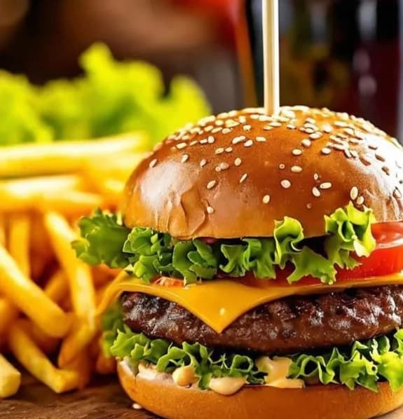 Cheeseburger mit Salat und Pommes