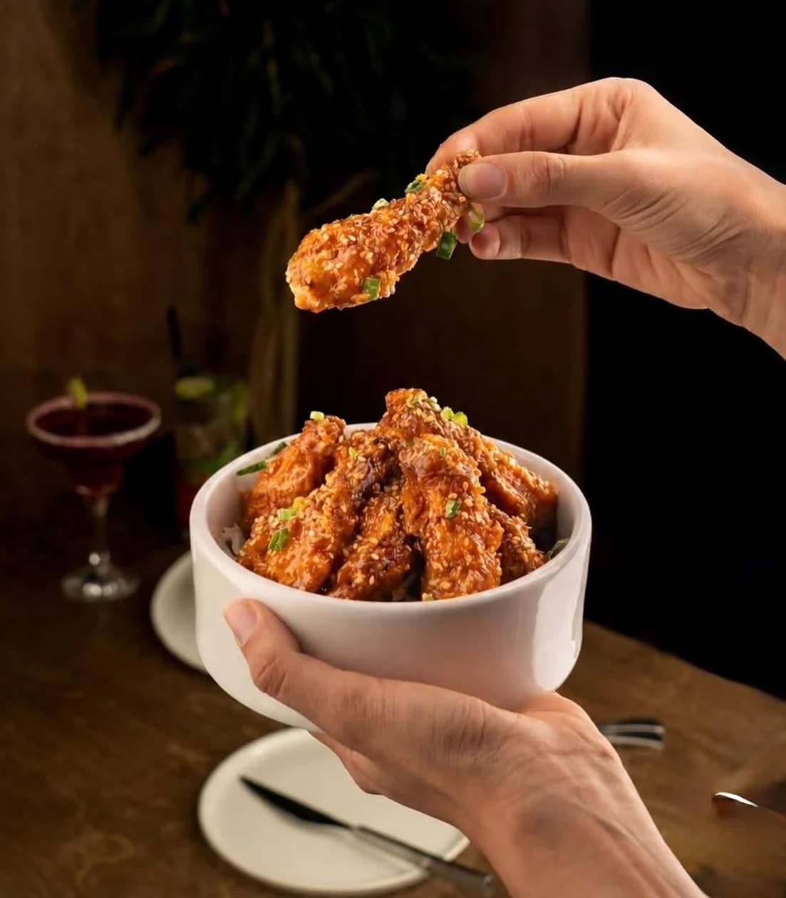 Schale mit knusprigen Chicken Wings