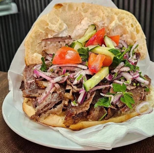 Döner im Fladenbrot mit Fleisch, Tomaten, Gurken und Zwiebeln