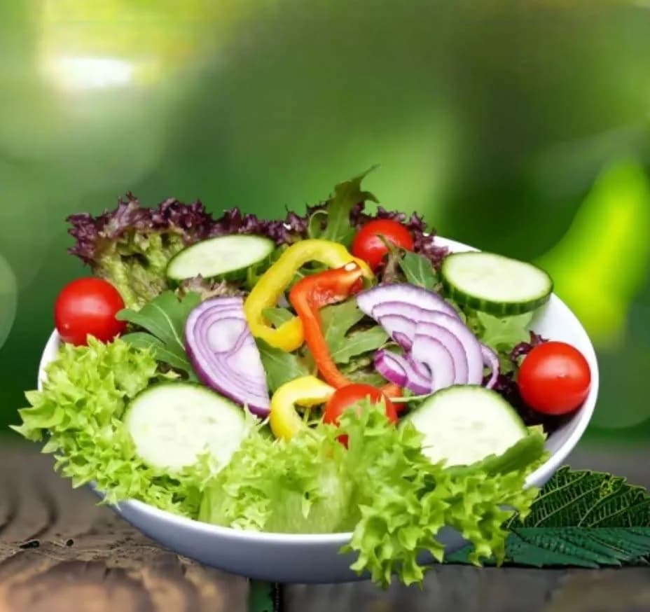 Bunter Salat mit Tomaten, Gurken, Paprika und Zwiebeln