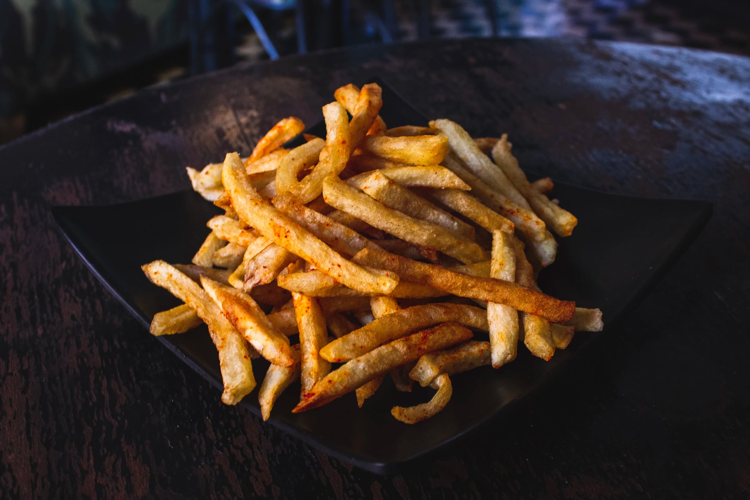 Knusprige Pommes auf dunklem Teller