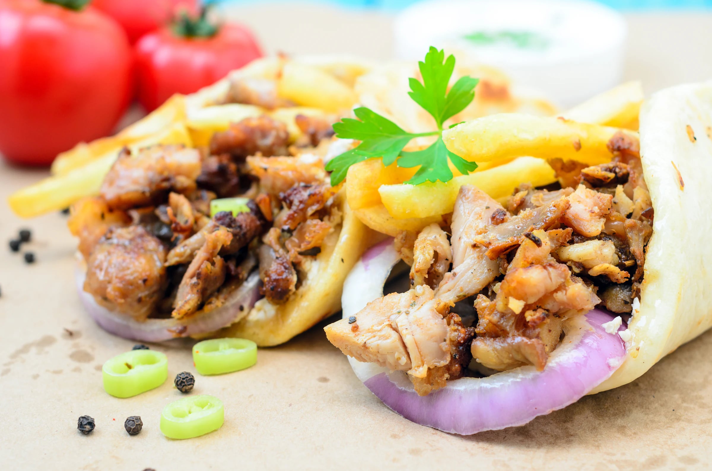 Döner-Wraps mit Fleisch, Pommes und Zwiebeln