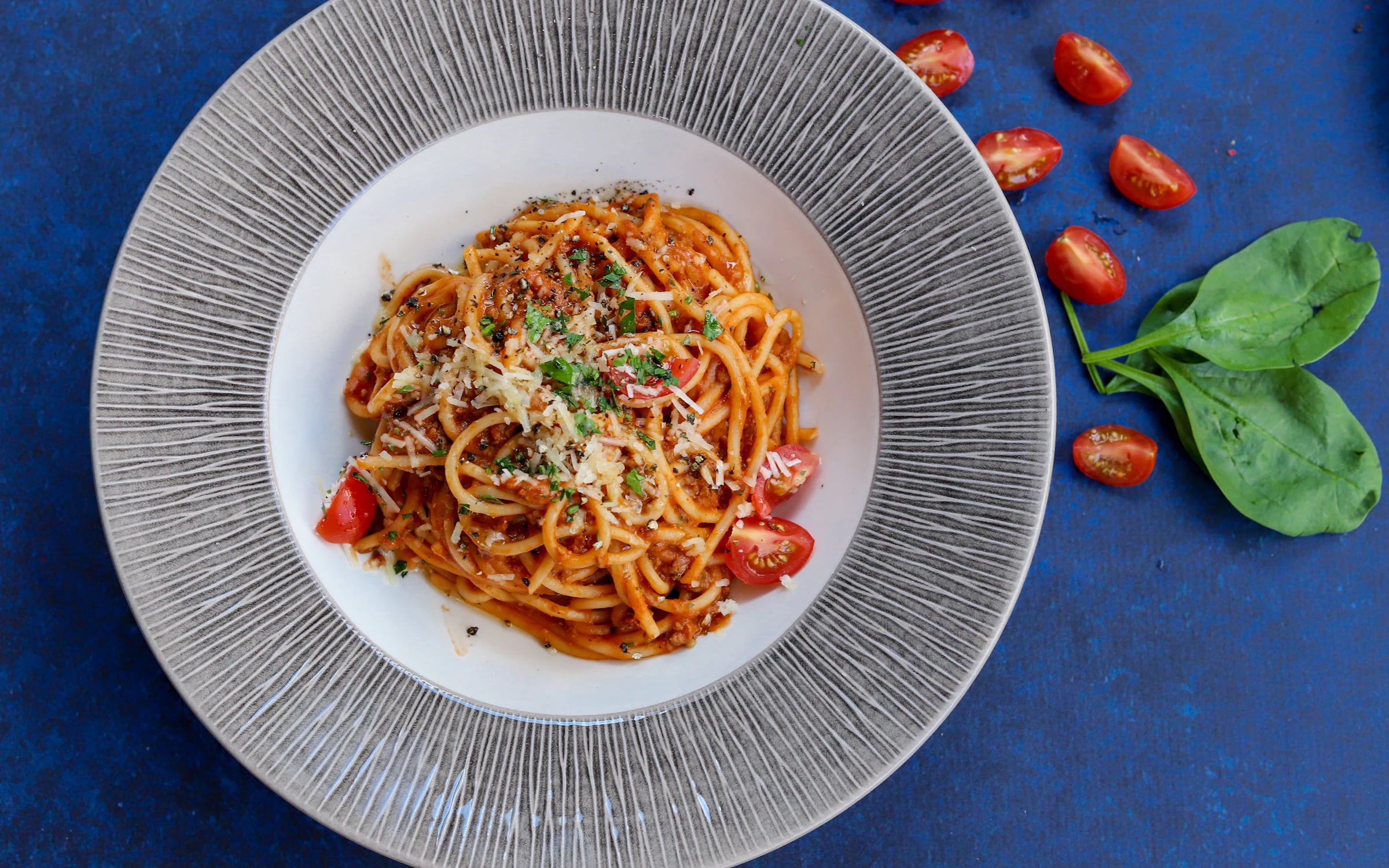 Spaghetti mit Tomatensauce auf einem Teller