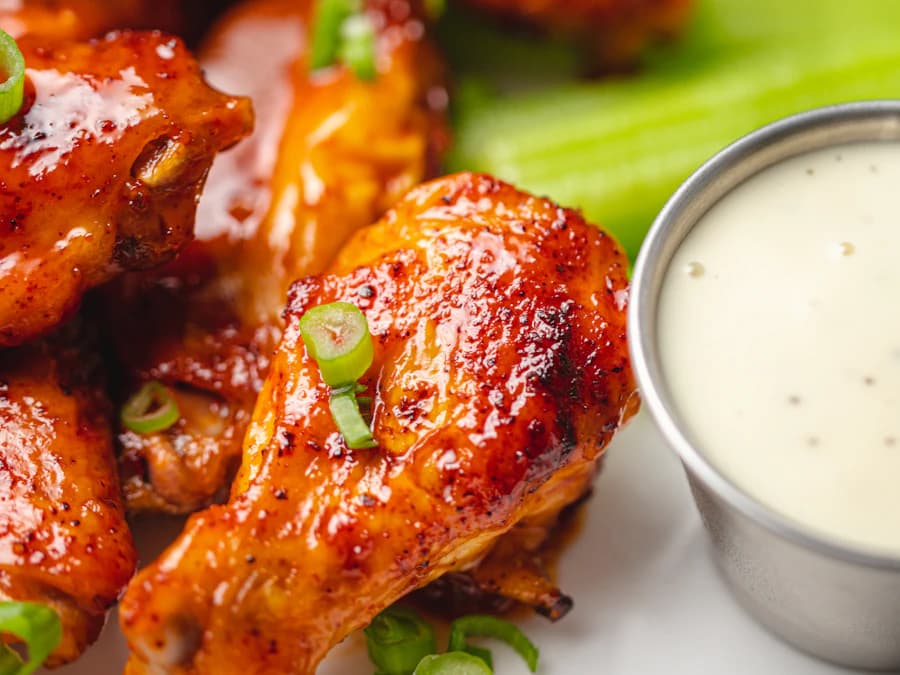 Glasierte Chicken Wings mit hellem Dip