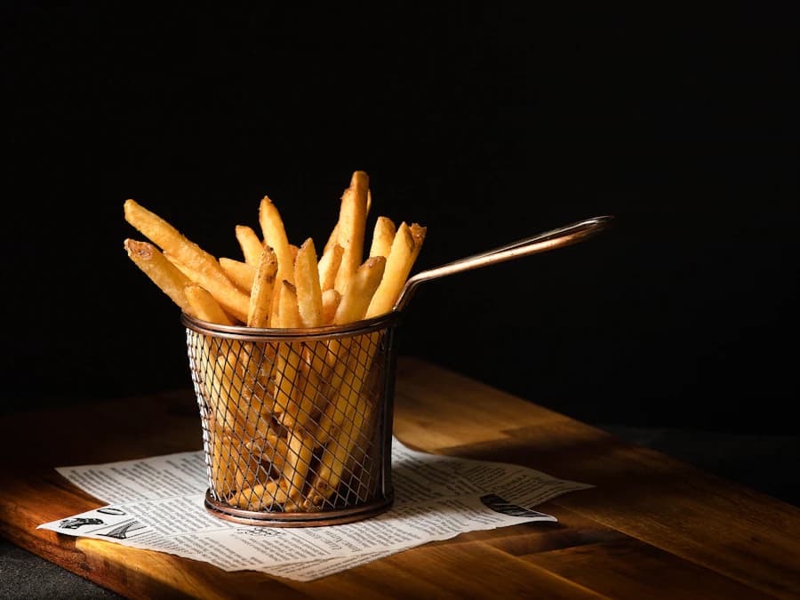 Goldene Pommes in einem kleinen Drahtkorb