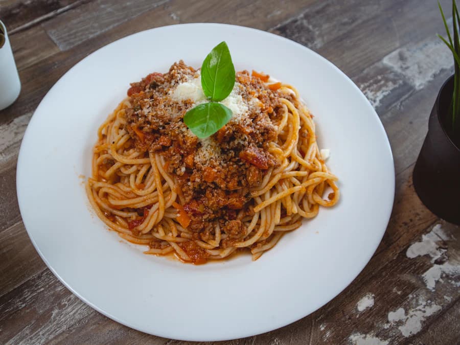 Spaghetti Bolognese mit Basilikum auf weißem Teller